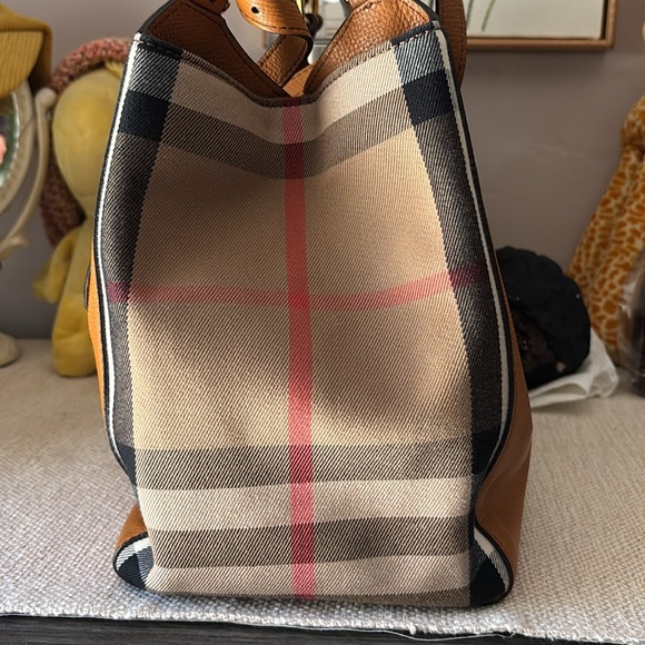 Burberry small Canterbury tan grained leather tote - Picture 4 of 13